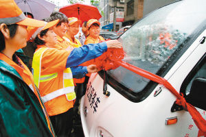 保潔員們為服務車綁上紅花