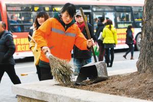 60歲保潔員住院還惦記工作 女兒替父掃街(圖)