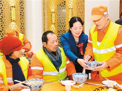 連日來，西安連續遭遇寒冷天氣。1月21日上午，為了表達對保潔員的謝意，省政協委員劉西燕邀請經開區16名保潔員到坊上人餐廳咥泡饃，她表示還會宴請更多的保潔員。