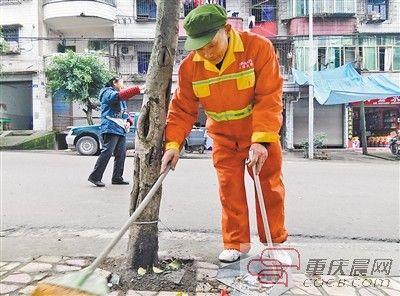 劉虓清理樹下死角的垃圾。